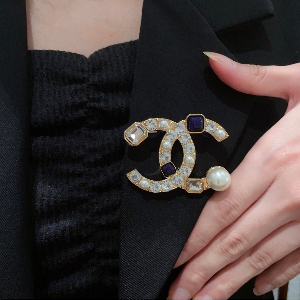 CHANEL Gold and Blue Pearl Brooch - Picture 7 of 7